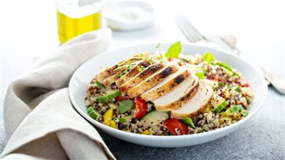 طريقة عمل وتحضير «سلطة الكينوا» اللذيذة بالسبانخ والأفوكادو بخطوات سهلة