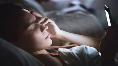 سر الأرق الليلي.. ضوء الهاتف يعطل «هرمون النوم»