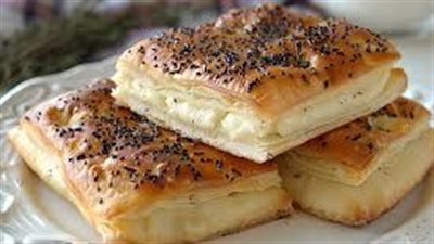 طريقة عمل «باف بيستري» بحشوة الجبنة والبصل الكراميل