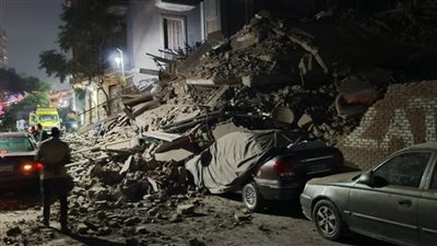 أحداث مفاجئة بالقاهرة.. عقار قديم ينهار دون سابق إنذار