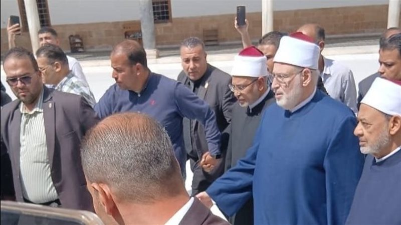 توافد المسؤولين لأداء