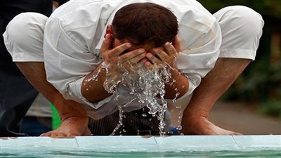 الإفتاء توضح حكم «مسح الرقبة» أثناء الوضوء الصحيح