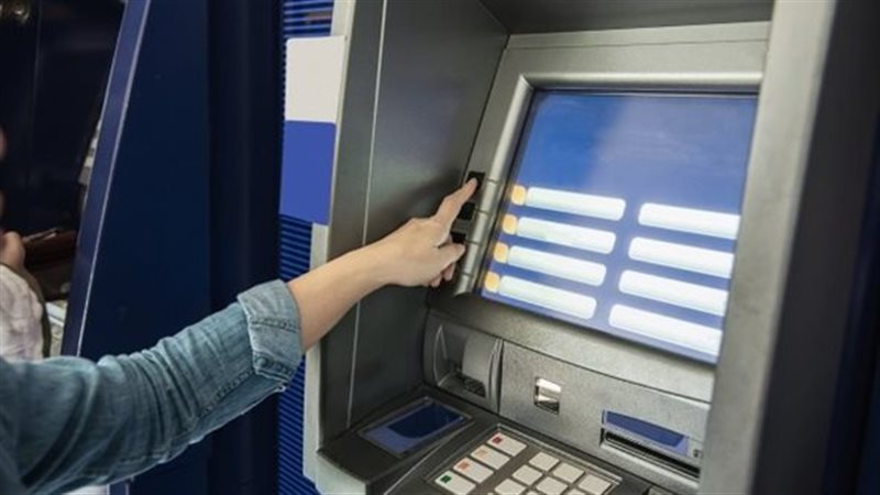 السحب عبر ماكينة