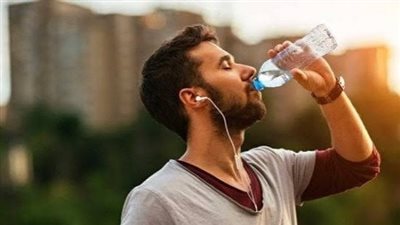 خطر شرب الماء واقفا يهدد الجهاز الهضمي والمفاصل