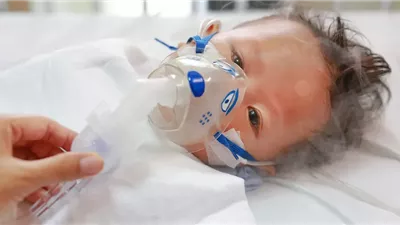 طبيب أطفال يكشف علامات العدوى التنفسية لحديثي الولادة