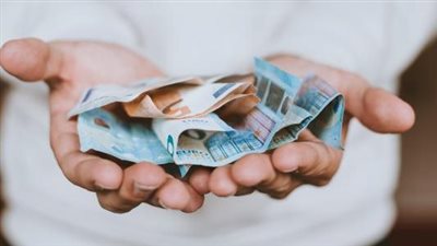 حكم إعطاء الزكاة لأبناء الزوجة المتوفى والدهم