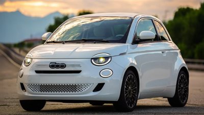 الأيقونة الإيطالية تزداد تألقًا الكشف عن فيات 500 الهجينة