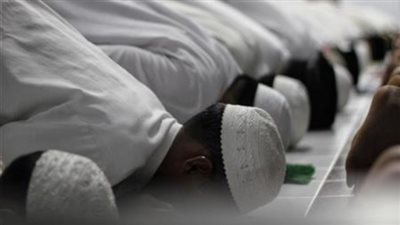 هل يجوز إمامة الجالس للمصلين؟.. الإفتاء توضح الحكم