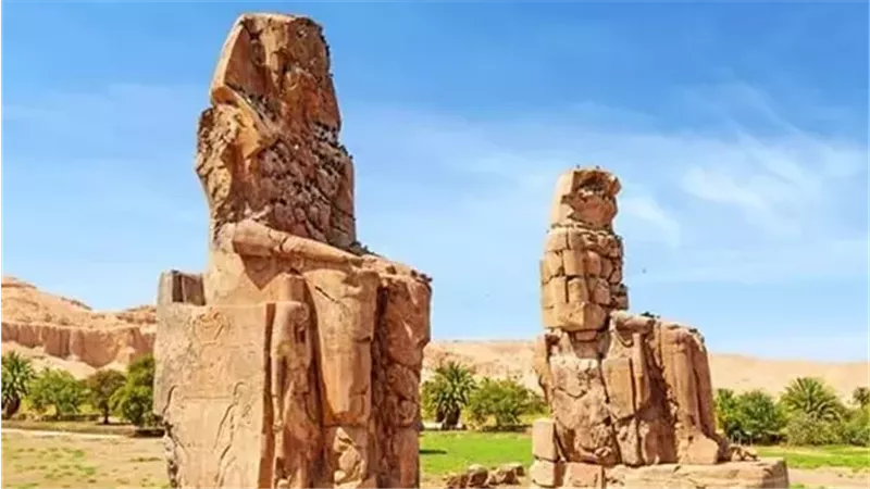 تمثالي ممنون