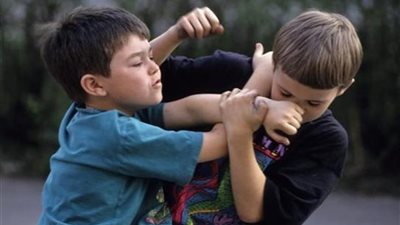 طفلك عنيف..  5 نصائح فعالة لتقويم سلوك الطفل