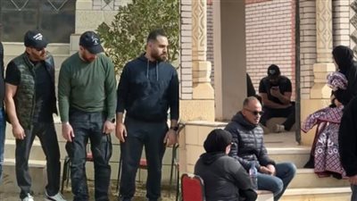 أحمد السقا يساند نضال الشافعي في جنازة والدته