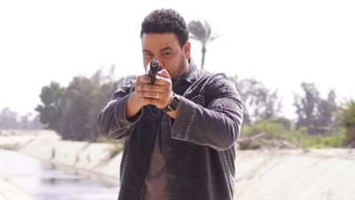 على طريقة الكيف.. مصطفى غريب يروج لمسلسل «هي كيميا»