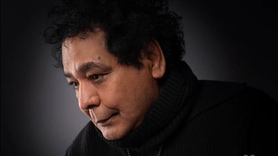 «الكينج يزين رمضان 2026».. محمد منير يغني تتر مسلسل «حد أقصى» لروجينا