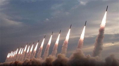 الدفاع الجوي الإماراتي يعترض موجة صواريخ ومسيرات إيرانية