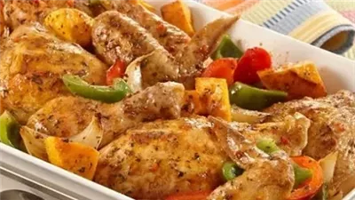 طريقة عمل صينية الدجاج المحمر بالبطاطس والأعشاب البرية