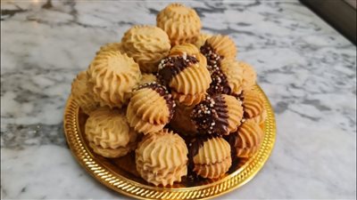 «سلطان نواعم العيد».. طريقة عمل البيتي فور الهش بسهولة