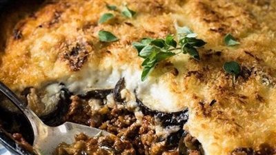 «سر الطعم البيتي».. طريقة تحضير المسقعة باللحم المفروم 