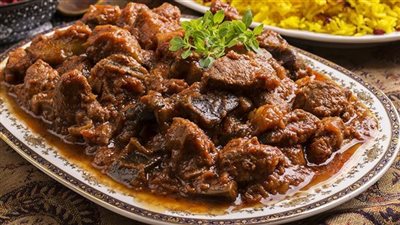 «سلطان المائدة المصرية».. طريقة عمل طاجن اللحم بالبصل والطماطم