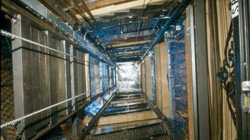 حادث بالأسانسير -