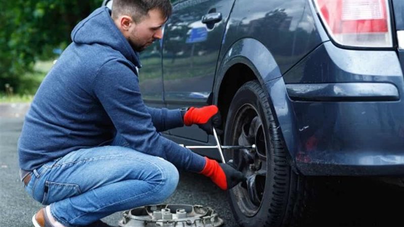 تغير إطارات السيارة