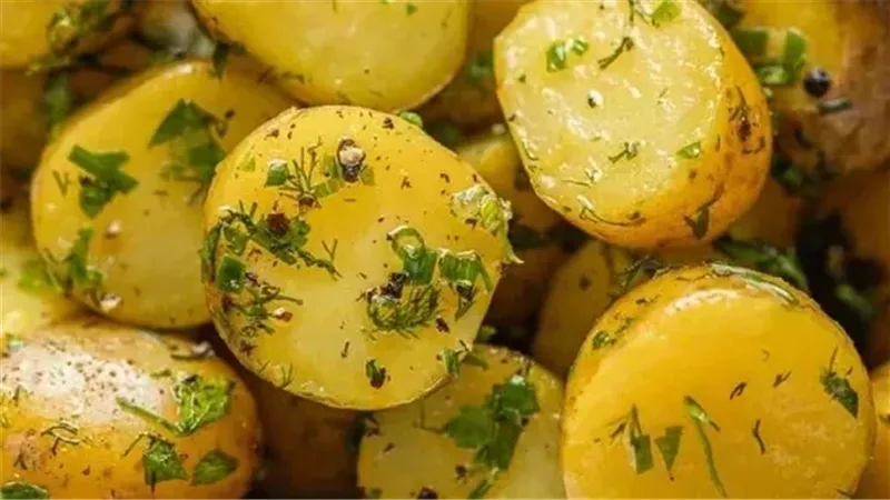 البطاطس المتبلة بالكمون والليمون