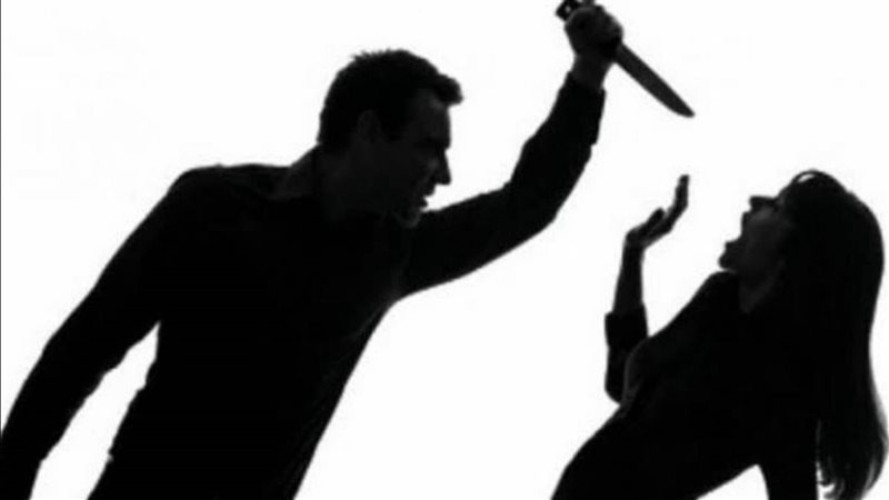 زوج يضرب زوجته بسطور