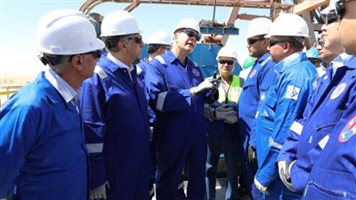 وزير البترول يتفقد حقول خالدة بالصحراء الغربية
