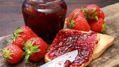 4 وصفات سحرية لتحويل الفراولة إلى مربى فاخرة في منزلك