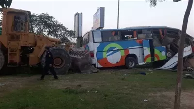 حادث مروع بأكتوبر.. إصابة 27 عاملًا بعد اصطدام أتوبيس بعمود إنارة