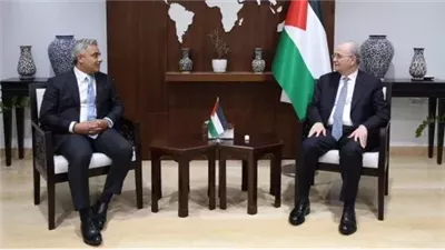 رئيس الوزراء الفلسطيني يبحث مع السفير المصري تعزيز التعاون ودعم القضية الفلسطينية