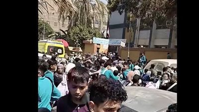 ذعر بين الطلاب بعد سقوط باب مدرسة عليهم في دار السلام